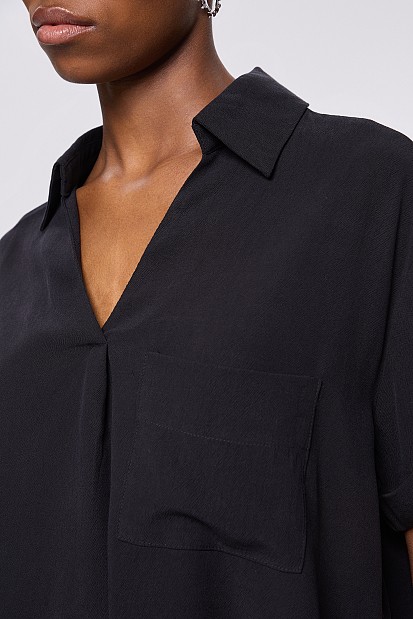 Блуза с изрязан участък на гърба