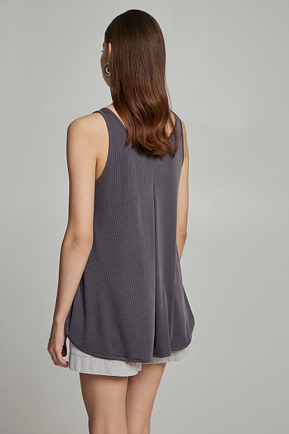 Sleeveless blouse with pleat