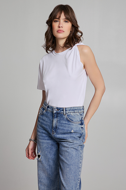T-shirt with one shoulder