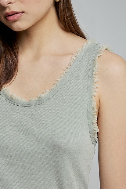 Ribbed sleeveless blouse with fringes