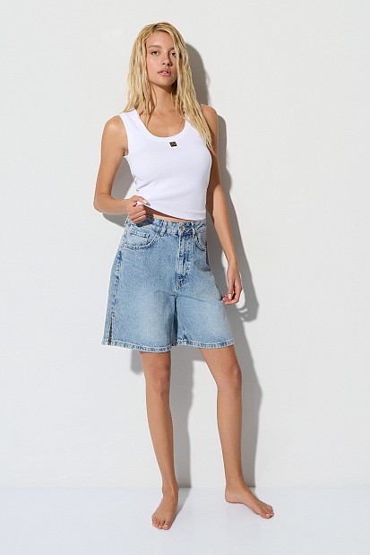 Denim βερμούδα με σκίσιμο