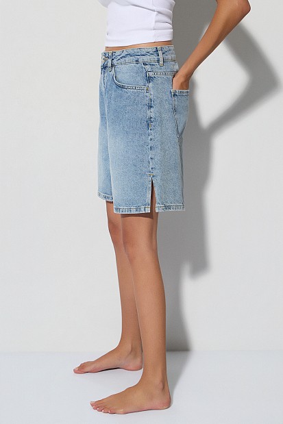 Denim βερμούδα με σκίσιμο