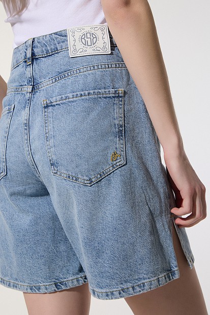 Denim βερμούδα με σκίσιμο