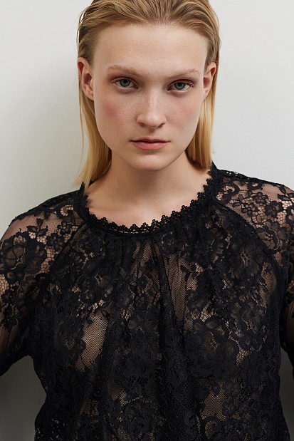 Blouse with lace and ruffles
