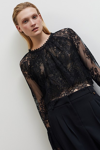 Μπλούζα με δαντέλα και βολάν