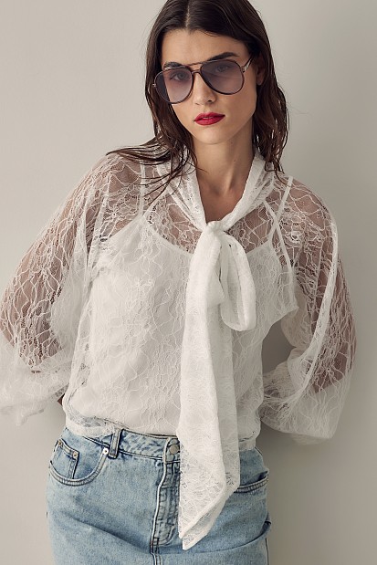 Μπλούζα με δαντέλα και δέσιμο