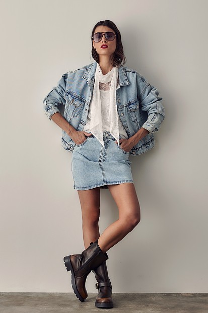 Μπλούζα με δαντέλα και δέσιμο