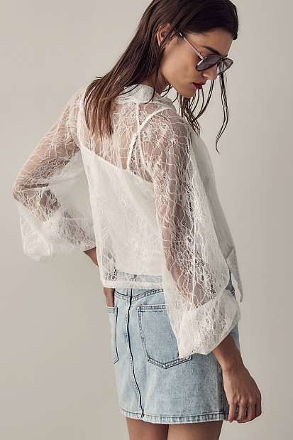 Μπλούζα με δαντέλα και δέσιμο