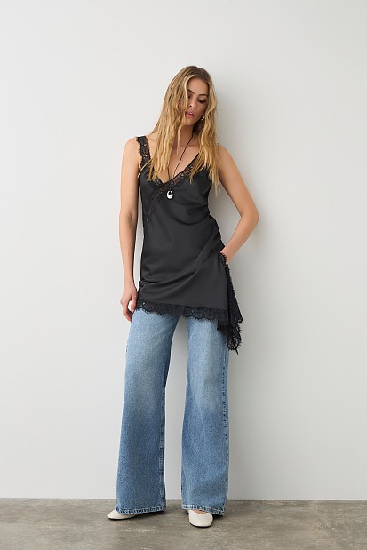 Μίνι σατέν ασύμμετρο φόρεμα με δαντέλα