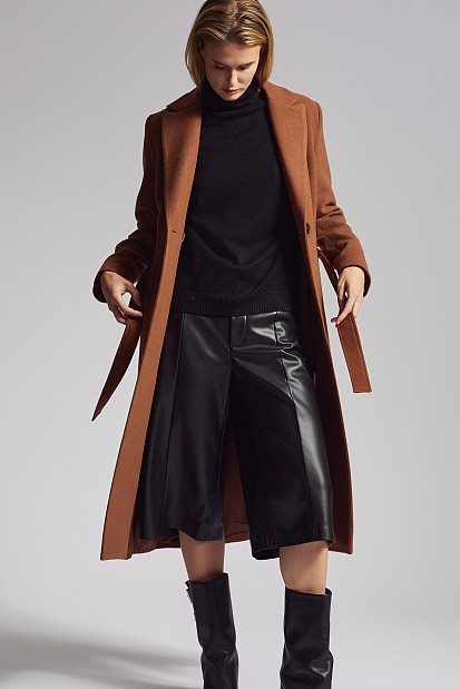 Capri pants in leather look