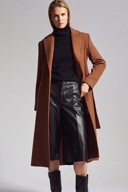 Capri pants in leather look