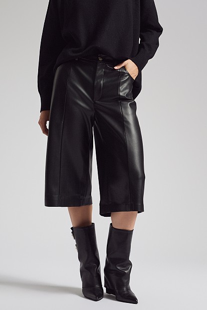 Capri pants in leather look