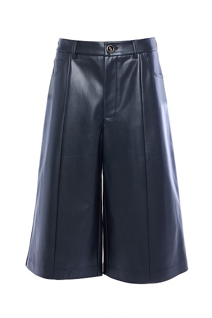 Capri pants in leather look