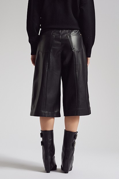 Capri pants in leather look