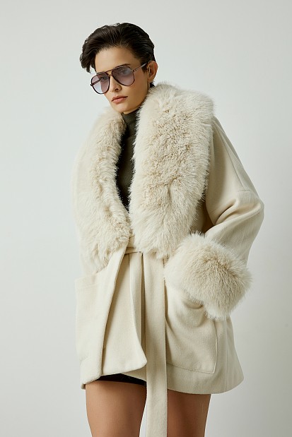 Shortline coat with faux fur