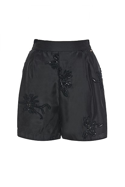 Σορτς με κεντητές λεπτομέρειες