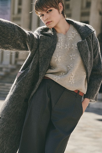 Sleeveless sweater with knitted flowers