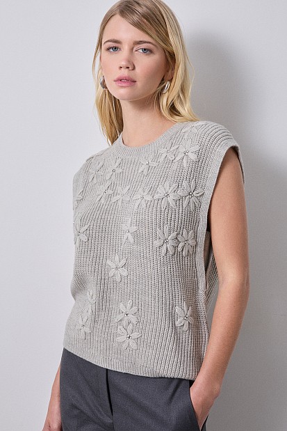 Sleeveless sweater with knitted flowers
