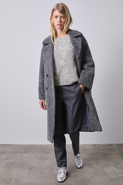 Sleeveless sweater with knitted flowers