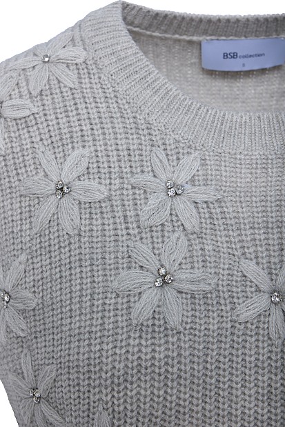 Sleeveless sweater with knitted flowers
