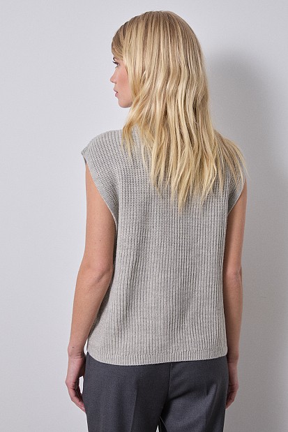 Sleeveless sweater with knitted flowers
