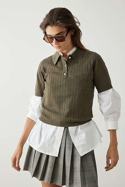 Short sleeves sweater with collar