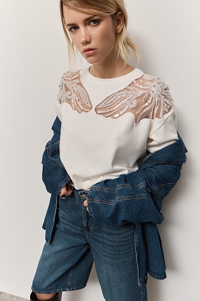 Sweater with motive and beads