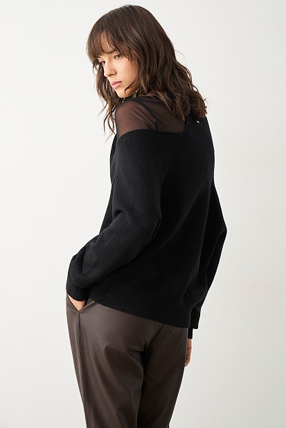 Sweater with buttons and cut out