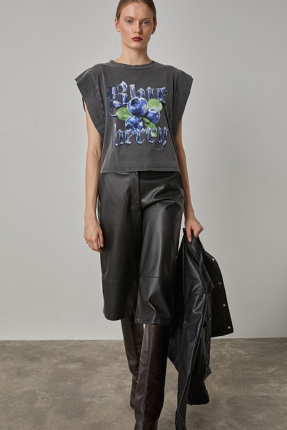 Sleeveless top with print