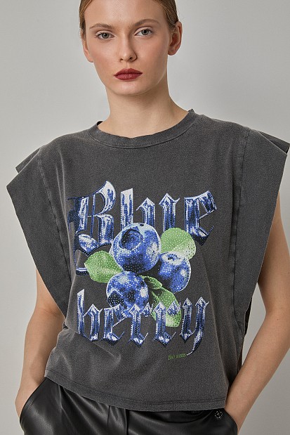 Sleeveless top with print