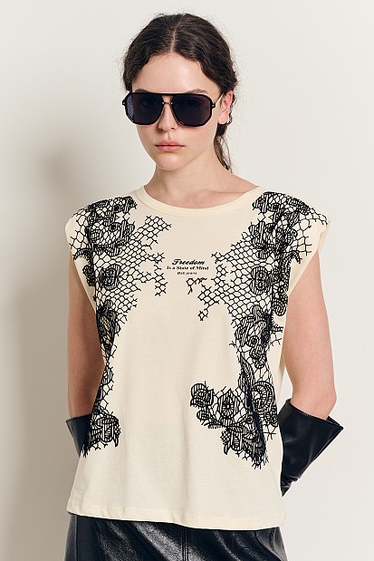 Sleeveless blouse with embossed print