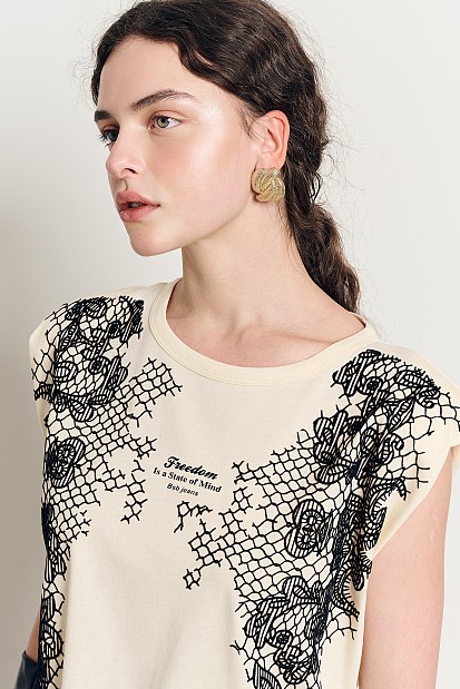 Sleeveless blouse with embossed print