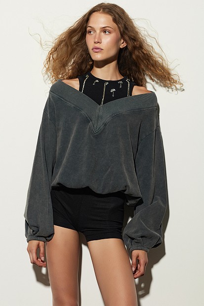 Sweater V-neck with rhinestones