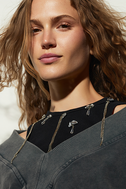 Sweater V-neck with rhinestones
