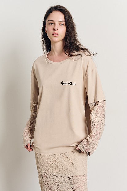 Blouse with lace on the sleeves