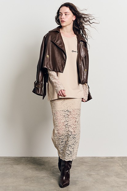 Blouse with lace on the sleeves