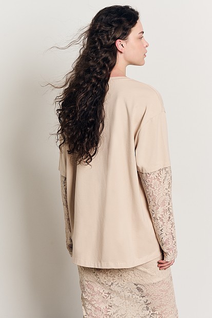 Blouse with lace on the sleeves