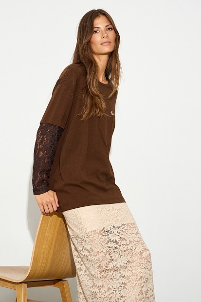 Blouse with lace on the sleeves