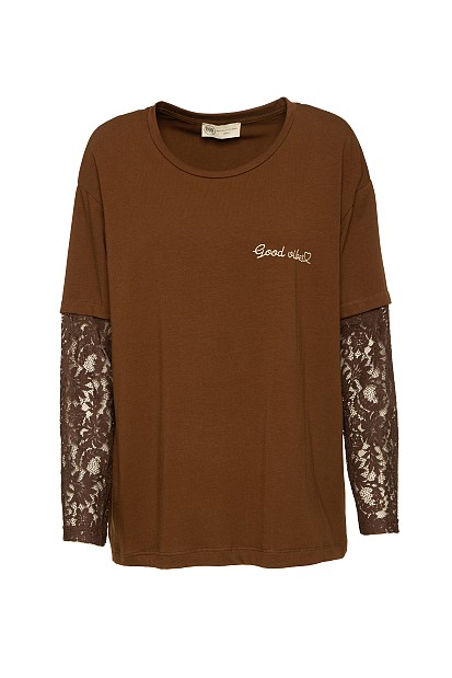 Blouse with lace on the sleeves