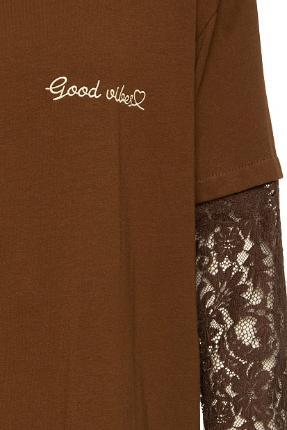 Blouse with lace on the sleeves