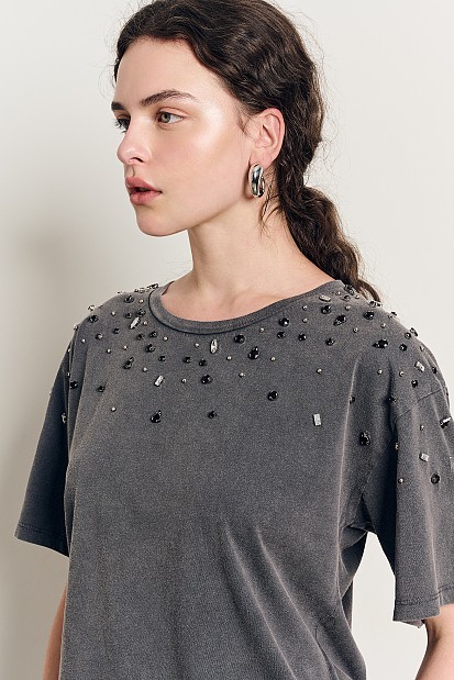 Short sleeves top with applique rhinestones