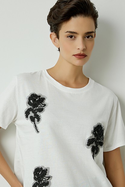 Short sleeves blouse with applique beads