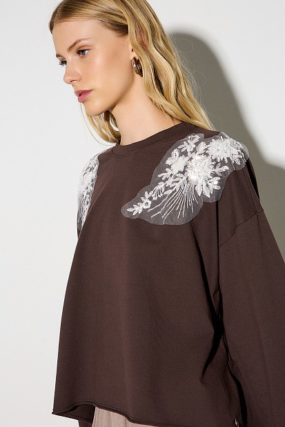 Sweatshirt with motive on the shoulders