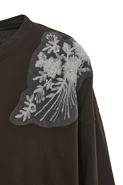 Sweatshirt with motive on the shoulders