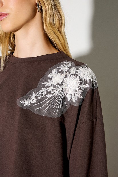 Sweatshirt with motive on the shoulders