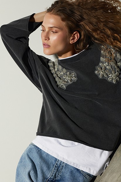 Sweatshirt with motive on the shoulders