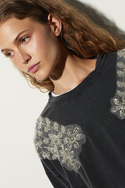 Sweatshirt with motive on the shoulders