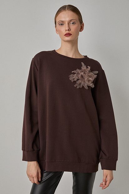 Sweatshirt with detachable pin