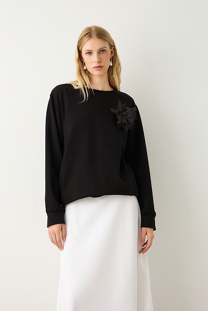 Sweatshirt with detachable pin