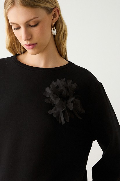 Sweatshirt with detachable pin